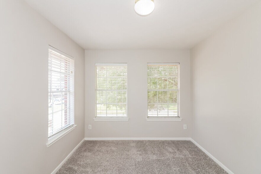 Building Photo - 15526 Oxenford Dr