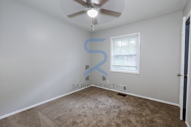 Building Photo - Move-In Special!  Move in on or before Nov...