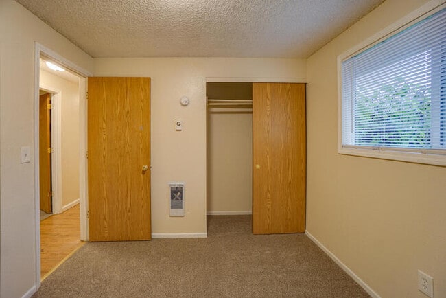 Building Photo - 13817 NE 35th Cir