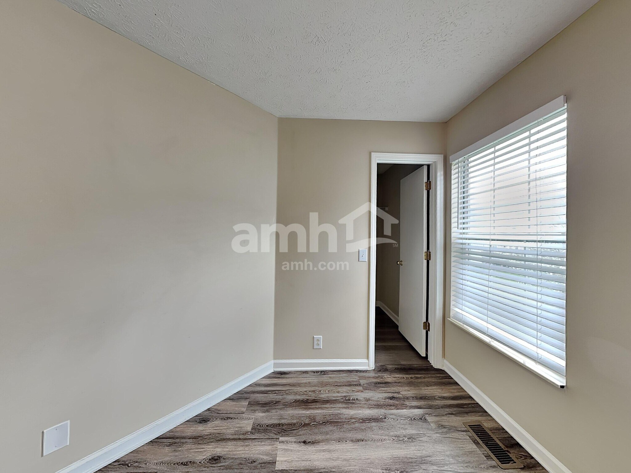 Building Photo - 3107 Creekview Ln