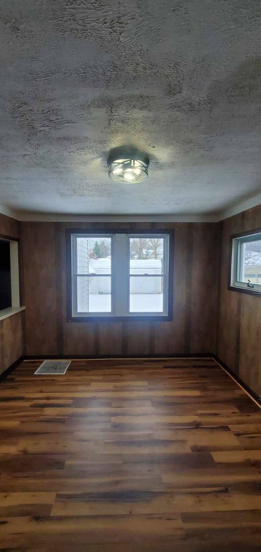 Building Photo - Charming 2-Bedroom Property in Prime Location