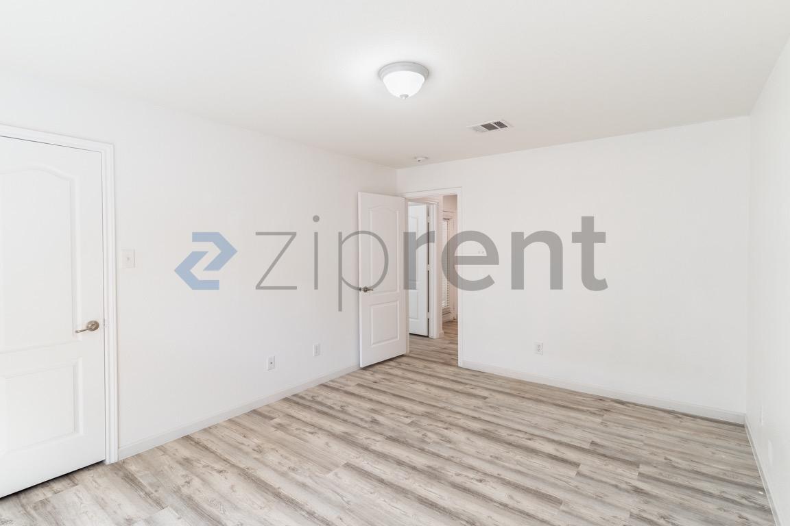 Building Photo - Unit