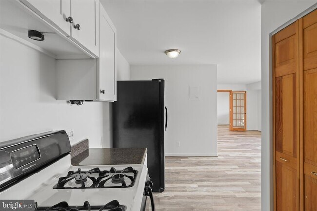 Building Photo - 214 Locust St SE