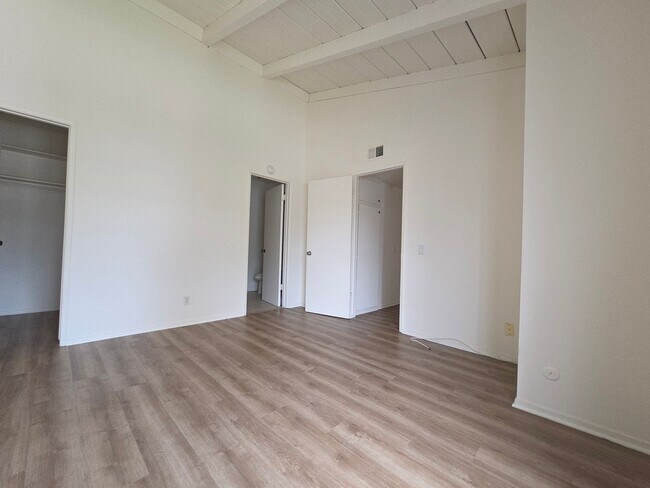 Building Photo - Spacious 2 Bedroom 2 Bath Upstairs Condominium