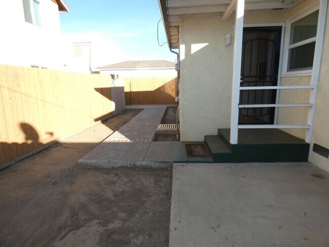 Building Photo - Holiday Move In Special!  First Month rent...