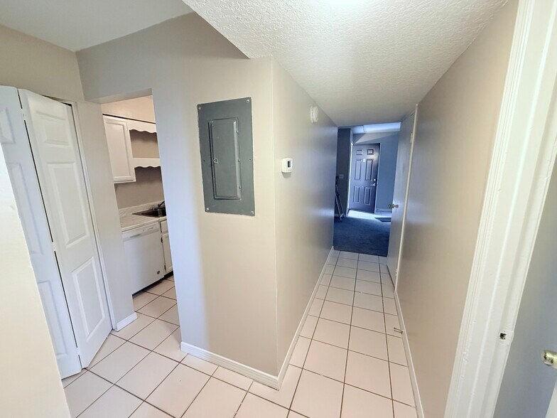 Hallway to kitchen & Dining/Living room - 467 Crabapple Ct
