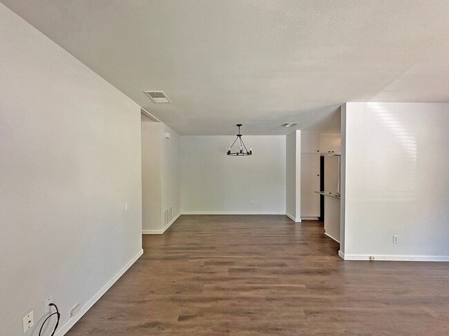 Building Photo - 499 Serento Cir
