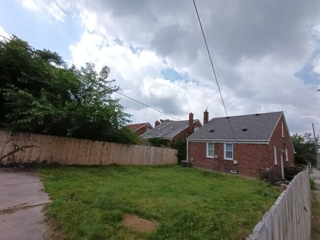 Building Photo - 3 bedroom 1.5 bath brick bungalow - AVAILA...