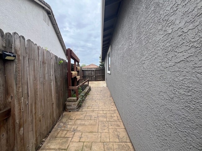 Building Photo - Beautiful 3 Bed, 2 Bath Home