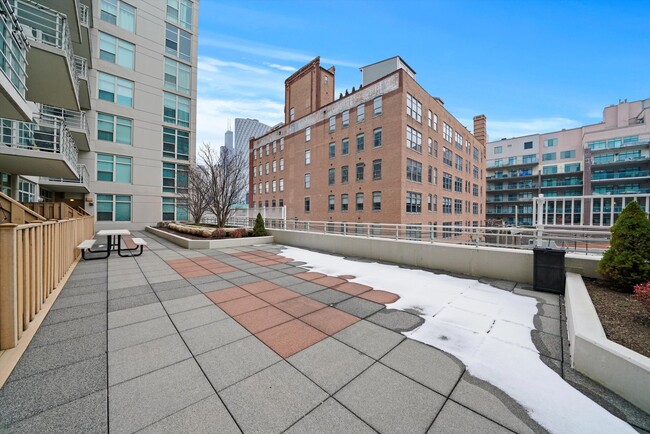Building Photo - 909 W Washington Blvd