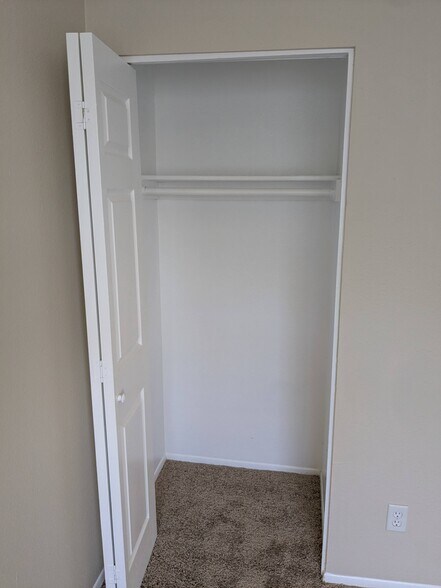 Building Photo - 5436 W Sheena Dr