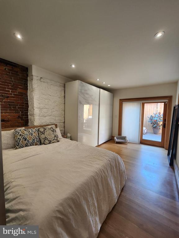 Building Photo - 2402 Lombard St