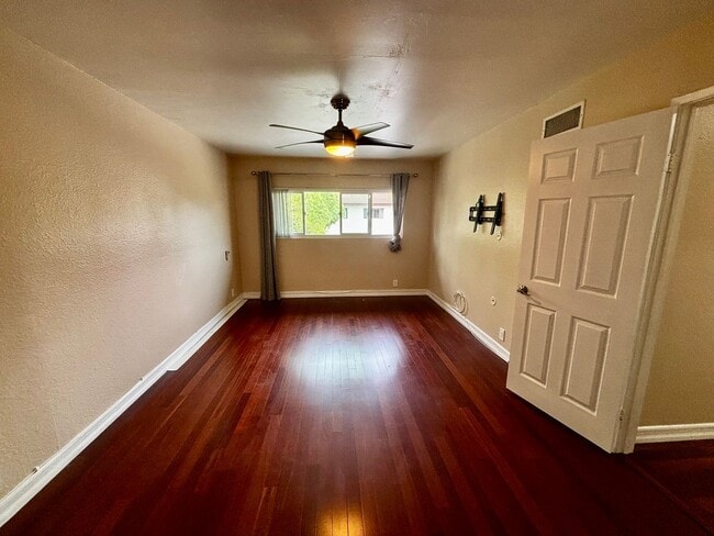 Building Photo - Updated and Spacious 2 bed 1.5 bath