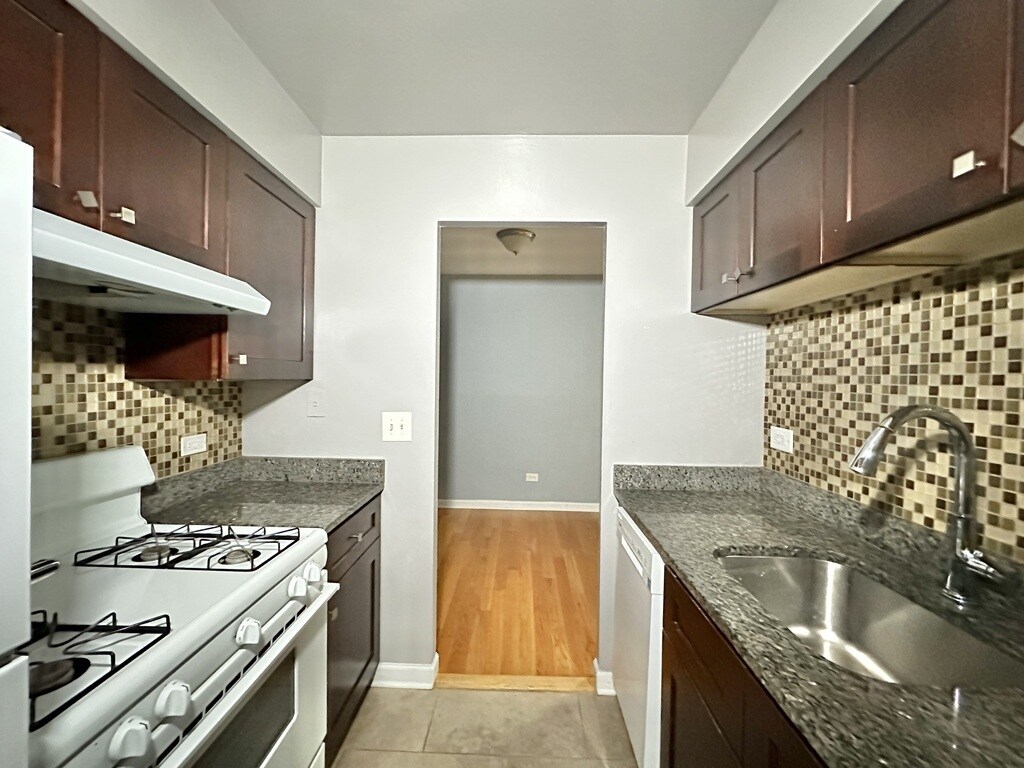 Building Photo - 5820 N Sheridan Rd