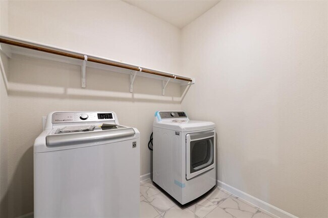 Building Photo - 801 Simmental Loop