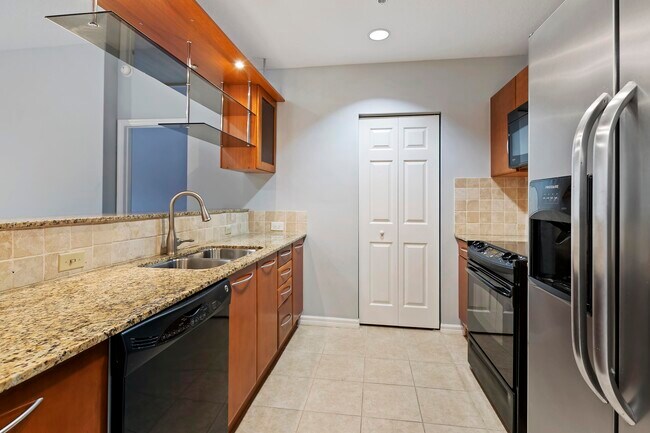 Building Photo - 511 Lucerne Ave