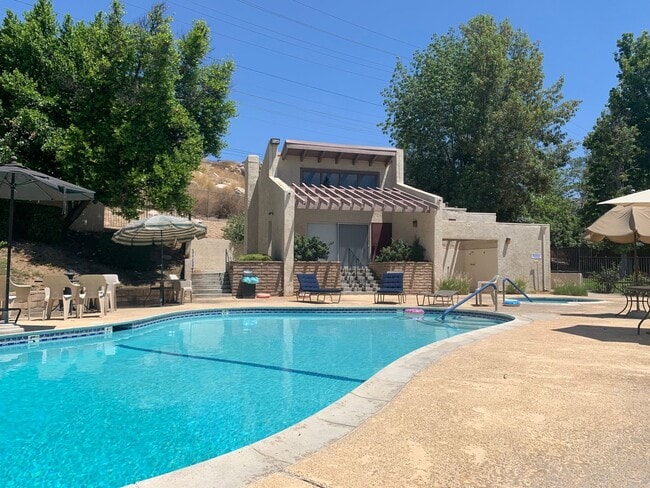 Building Photo - 3 Bed 2 Bath Riverside Home