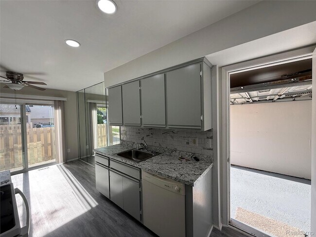 Building Photo - 15895 Cambridge Dr
