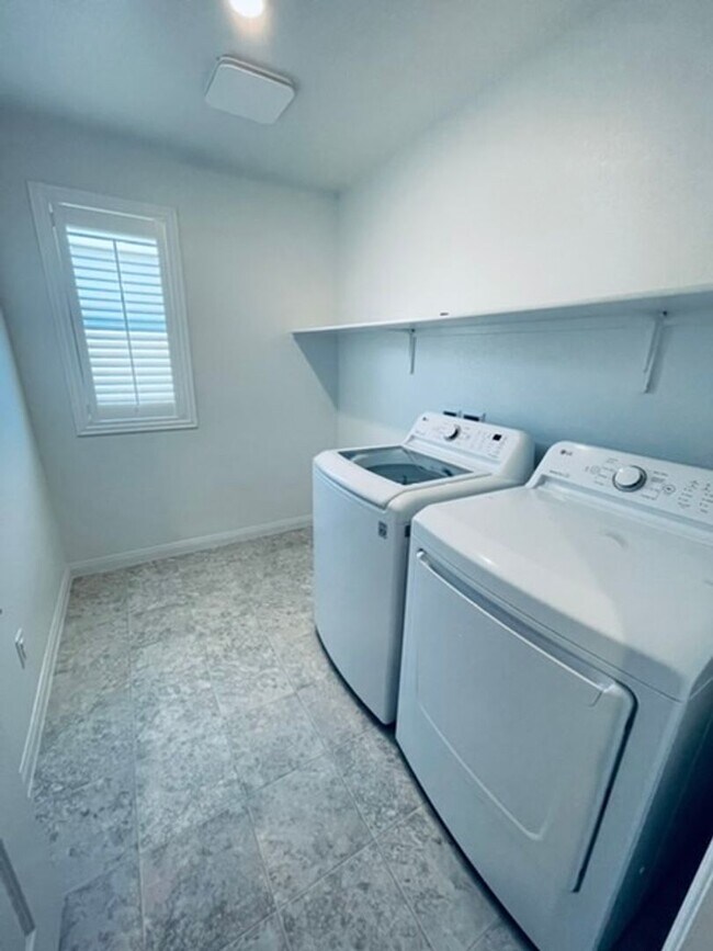 Building Photo - BEAUTIFUL 4 BEDROOM + LOFT HOME LOCATED IN...