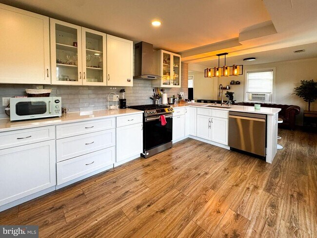 Building Photo - 10712 Warwick Ave