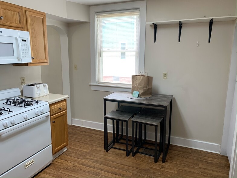 Building Photo - 11 West St - Student Housing