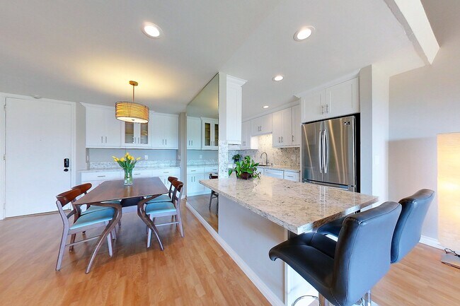 Eat around a dining table or peninsula - 6542 Ocean Crest Dr