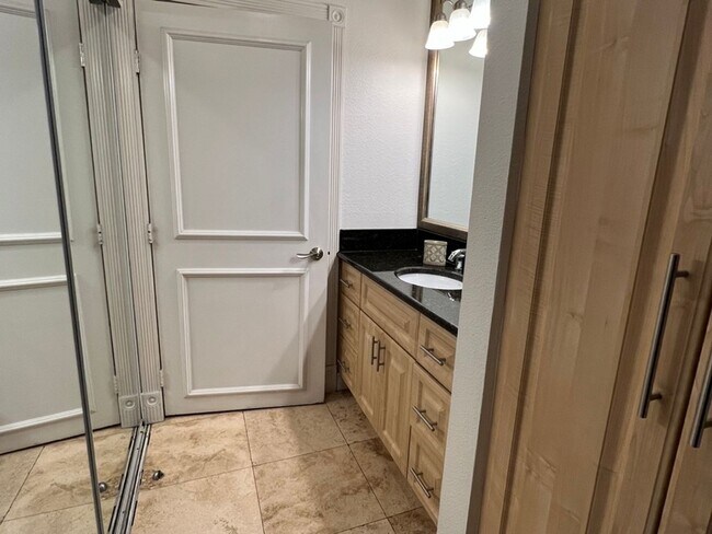 Building Photo - Meridian Unique 2/Bd 2/Ba St Tropez Floor ...