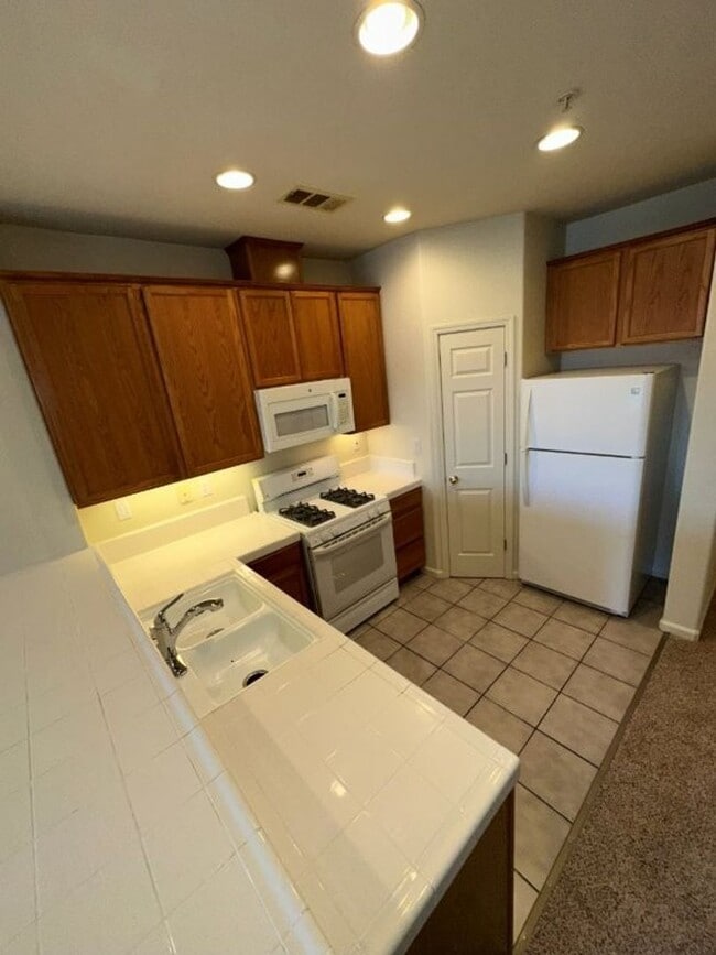 Building Photo - Nor Cal Realty, Inc. - 2 bedroom, 2.5 bath townhouse with 2 car garage