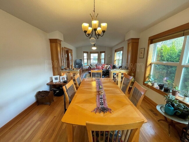 Building Photo - 4834 SE Kelly St