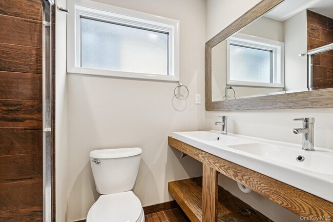 Building Photo - 60 Marwood Rd N