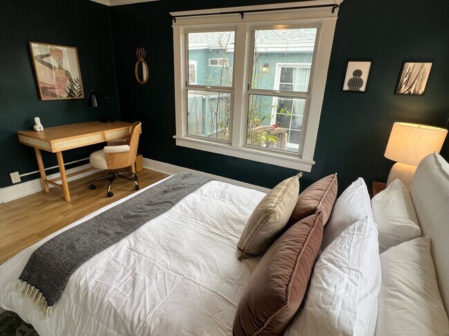 Queen Bedroom - 2813 2nd Ave