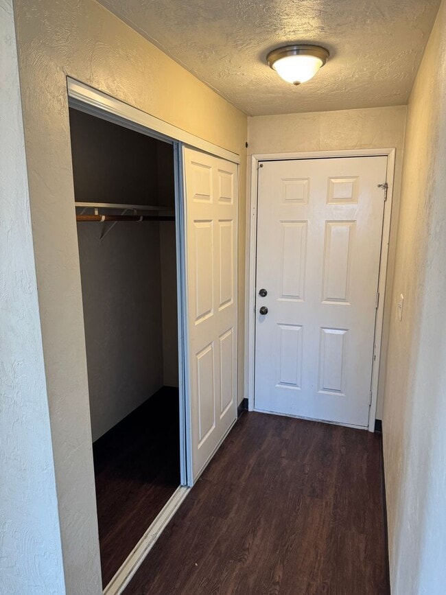 Building Photo - Updated 2 bedroom 1 bathroom duplex in Springfield!