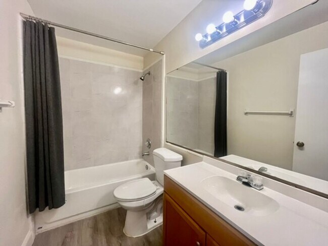 Building Photo - Orlando - 4 Bedroom, 2 Bathroom - $2550.00