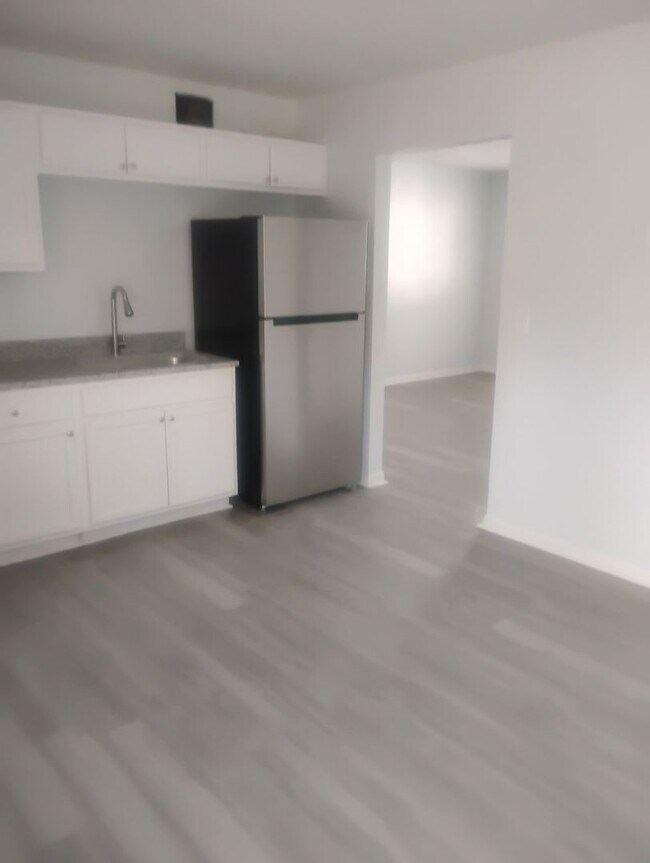 Building Photo - Move In Specials Featuring 1 & 2 Bedrooms at Dodson Courtyard Apartments