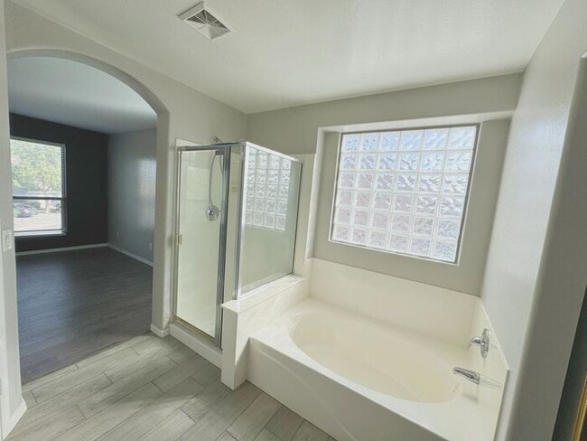 Building Photo - 4BR / 2.5BA Home with Expansive Lot – 2-Car Garage, Community Pools & Golf