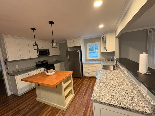 Building Photo - 901 James St