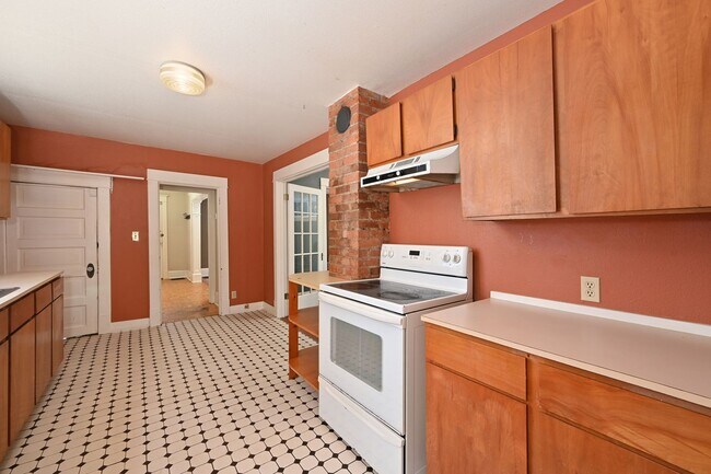 Building Photo - Charming & Spacious 4-Square 3 BR/1.75 BA ...