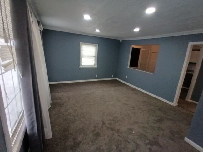 Building Photo - 4 bed, 1 bath bungalow NOW AVAILABLE!