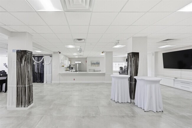 Building Photo - 405 N Ocean Blvd