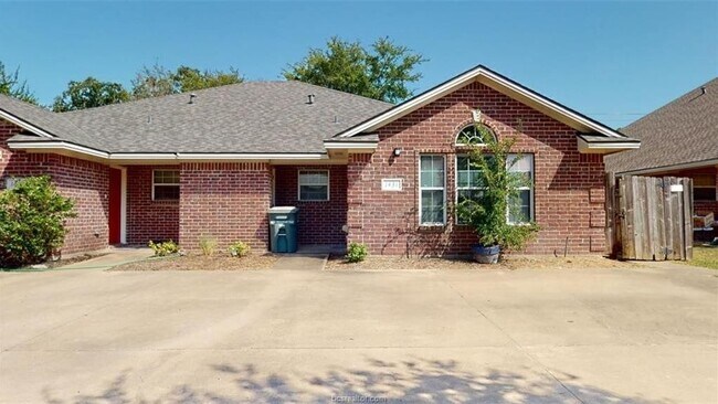 Building Photo - 1425 W Villa Maria Rd
