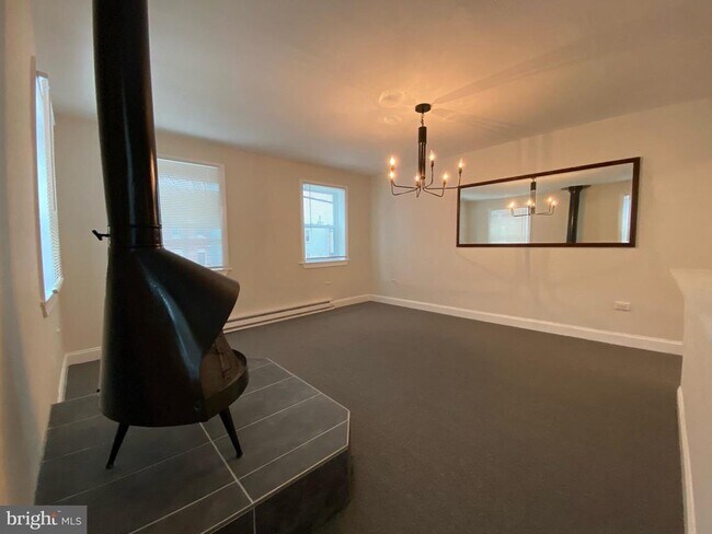 Building Photo - 616 11th St NE