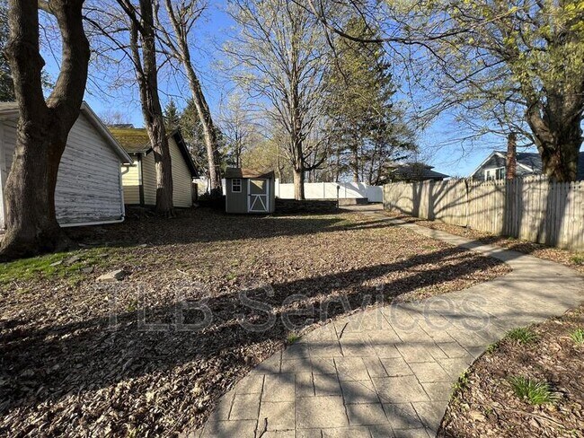 Building Photo - 519 School St