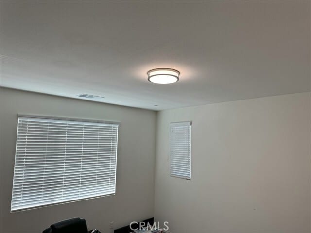 Building Photo - 913 E 2nd St