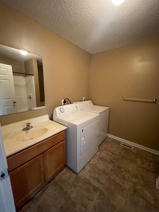 Building Photo - 2608 Deerfield Blvd