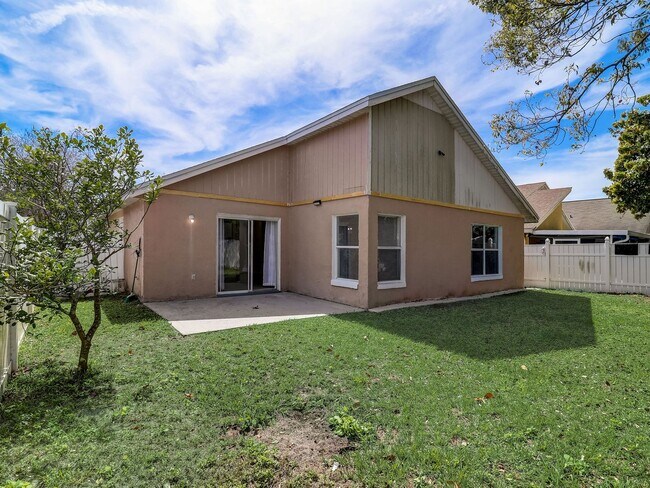 Building Photo - Beautiful 3-bedroom 2-bathroom house in th...