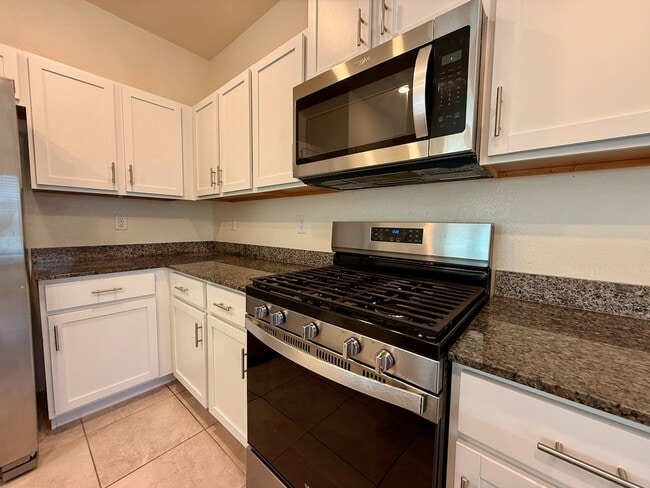Building Photo - NEWLY UPGRADED 3 BED 2.5 BATH 2 CAR GARAGE...