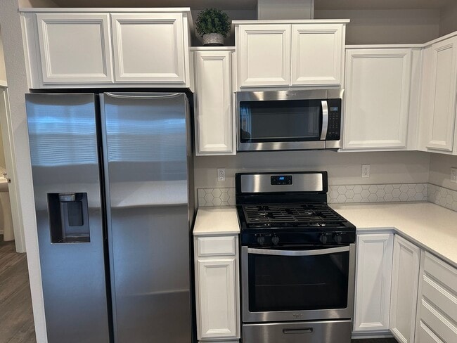 Building Photo - Newer 4 bedroom 2.5 bathroom house! AVAILA...