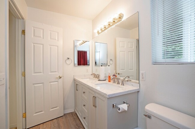 Building Photo - Spacious 4-Bedroom in Renton’s Serenity Ridge