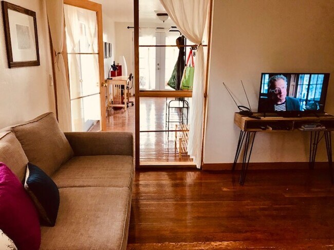 Building Photo - Central Location - 2 beds 1 bath