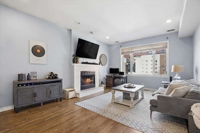 Building Photo - 323 W Schiller St